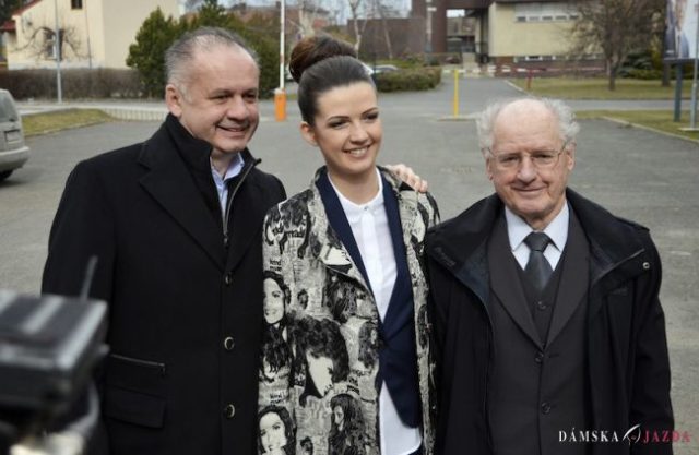 Natália Kisková s otcom a starým otcom počas príchodu na volebný akt d