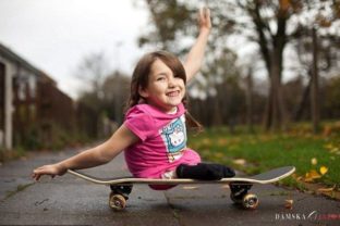 Dievčatku (7) amputovali nohy, na skateboarde je kráľovnou