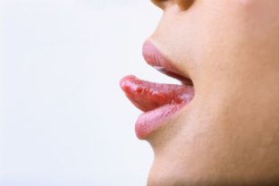 Ženské ústa s vyplazeným jazykom