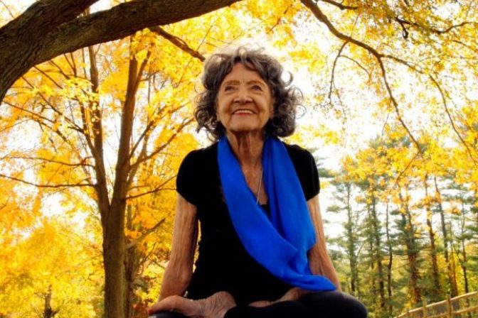 Najstaršia inštruktorka jogy: Toto je 5 tajomstiev šťastia