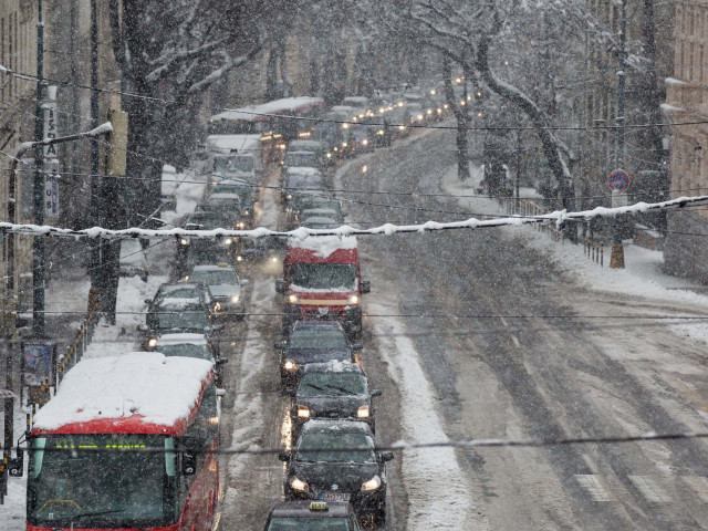 BRATISLAVA: Sneenie komplikuje dopravu