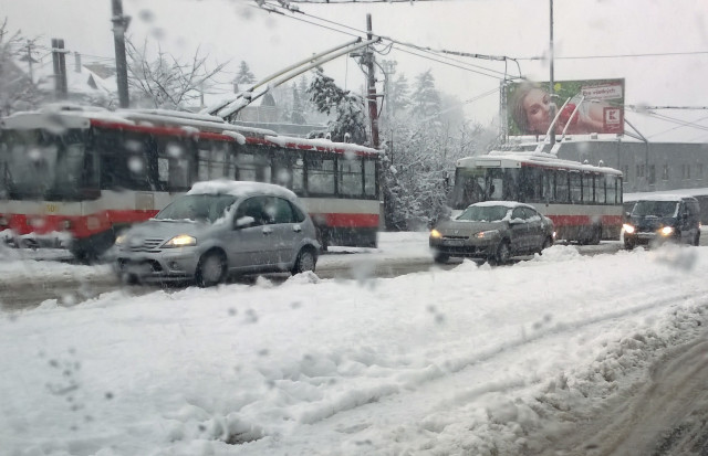 BRATISLAVA: Sneenie komplikuje dopravu