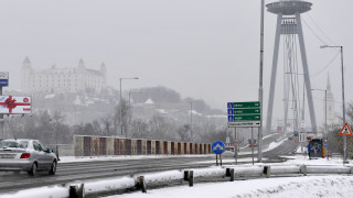 Pohľad na zasneženú Bratislavu. Na snímke: Bratislavský hrad (v pozadí vľavo) a Most SNP (vpravo). Bratislava, 28. december 2014. Foto: SITA/Ján Slovák