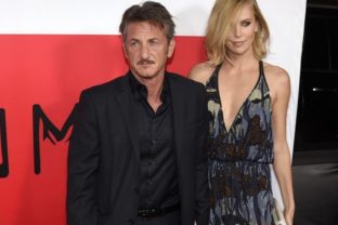 Charlize Theron a Sean Penn na premiére v Los Angeles