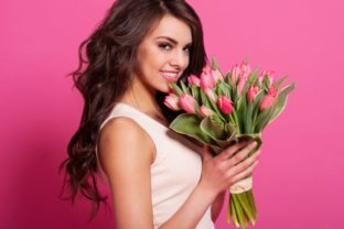 žena, MDŽ, tulipány, kytica tulipánov, oslava, darček, sviatok, kvety