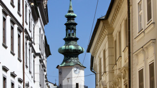 Michalská brána s Michalskou vežou je v Bratislave, turistami vyhľadávanou stavbou, pochádza zo stredovekého opevnenia mesta, jej základy boli postavené v 14. storočí. Bratislava, 29. júl 2010. Foto: SITA/Ľudovít Vaniher