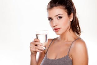 Pitný režim, dehydratácia, piť, voda, pohár z vodou, žena, minerálka