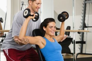 4 dôvody, prečo schudnete, keď cvičíte vo dvojici
