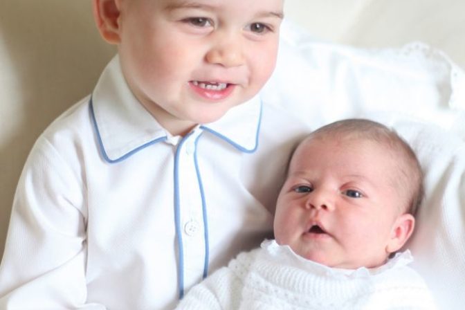 Pozrite si krásne fotky princa Georgea a sladkej Charlotte