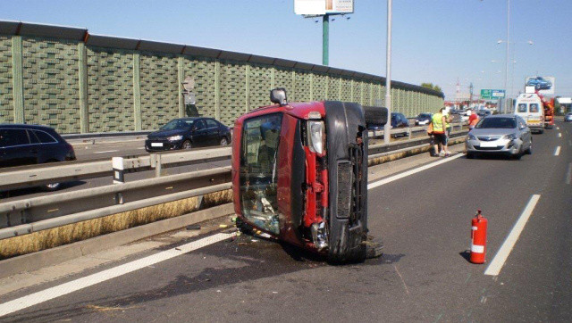 Dopravná nehoda, ktorá sa stala v nede¾u 26. júla po 15:15 v Bratislave na dia¾nici D1 za Prístavným mostom v smere do Trnavy. Tridsapäroèný vodiè osobného automobilu Peugeot Partner narazil do vozidla Opel Insignia s nemeckým evidenèným èíslom. Peugeot následne opakovane narazil do zvodidiel a ostal prevrátený na pravom boku. Opel po náraze zostal otoèený v protismere. Pri nehode sa nikto nezranil. Vodièovi Peugeotu následne namerali 4,12 promile alkoholu.