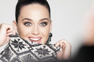 Katy Perry novou tvárou vianočnej kampane H&M