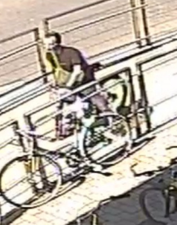 Policajti hľadajú zlodejov bicyklov, ktorí úradovali na Einsteinovej ulici v bratislavskej Petralke. Ete 7. júla ukradol neznámy páchateľ horský bicykel v hodnote takmer 480 eur z podzemných garáí. Spred obchodného centra zase ukradli 4. júna bicykel v hodnote 300 eur, taktie bol riadne uzamknutý na stojane. V tomto prípade zachytili kamery 30 a 40-roèného tmavovlasého mua (na snímke), tíhlej postavy. Obleèené mal èierne trièko, bledé nohavice a cez plece mal prevesenú tašku