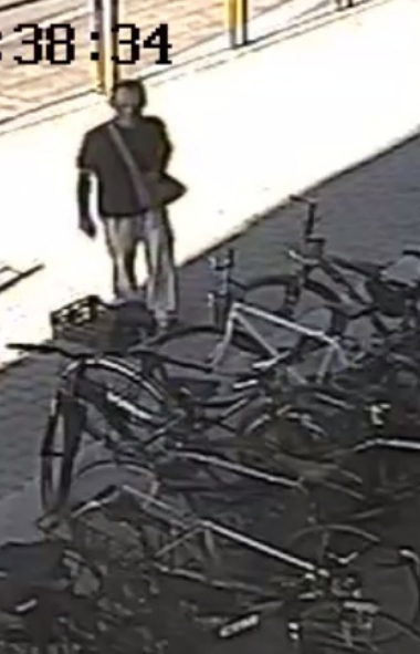 Policajti hľadajú zlodejov bicyklov, ktorí úradovali na Einsteinovej ulici v bratislavskej Petralke. Ete 7. júla ukradol neznámy páchateľ horský bicykel v hodnote takmer 480 eur z podzemných garáí. Spred obchodného centra zase ukradli 4. júna bicykel v hodnote 300 eur, taktie bol riadne uzamknutý na stojane. V tomto prípade zachytili kamery 30 a 40-roèného tmavovlasého mua (na snímke), tíhlej postavy. Obleèené mal èierne trièko, bledé nohavice a cez plece mal prevesenú tašku