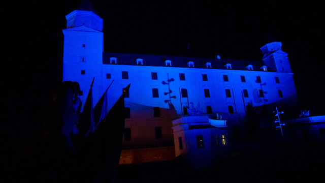 Bratislavský hrad na modro