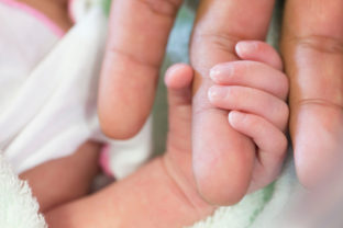 Dieťa, pôrod, ruky, ručička bábätka, novorodenec