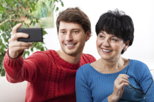 Muž a žena, matka a syn, selfie