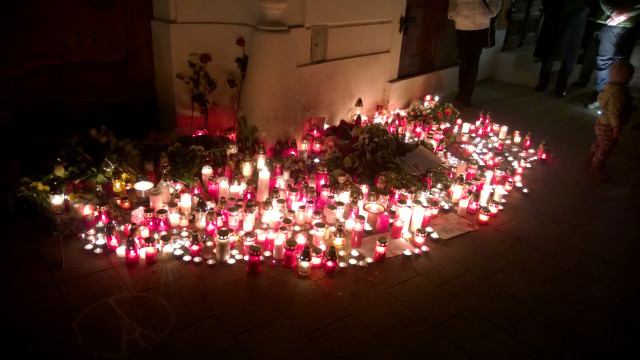 FRANCÚZSKO: Horiace svieèky za obete útokov