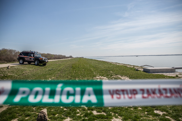 FILKO: Pri Šamoríne vyťahujú mŕtve telo, záchranári, Dunaj