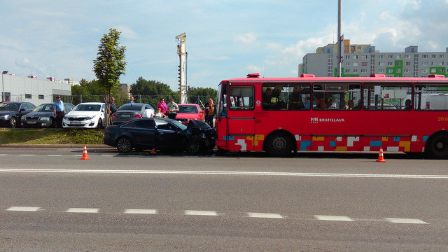 Čelná zrážka autobusu MHD s autom