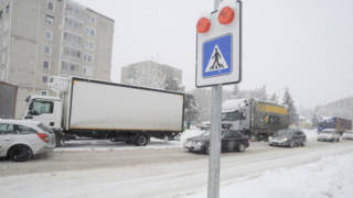 Sneh na cestách, nákladné autá