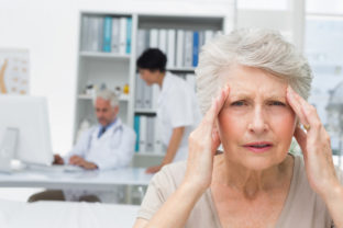 Senior, starnutie, stará žena, bolesť hlavy