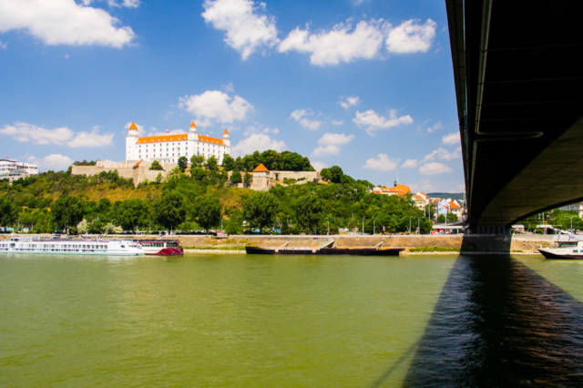 Bratislava_hrad_mostsnp_1.jpg