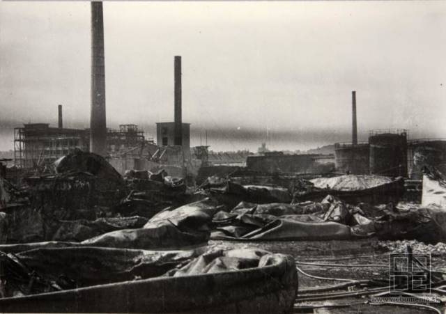 Rafineria apollo po bombardovani 1944 p.poljak zbierky sng staraba.jpg