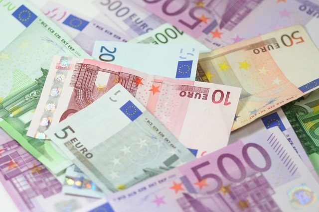 Peniaze euro pixabay.jpg
