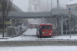 Skrizene autobusy pod mostom snp.jpg