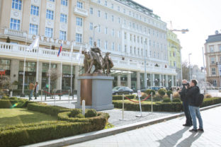 Socha Márie Terézie, Hotel Carlton, Hviezdoslavovo námestie