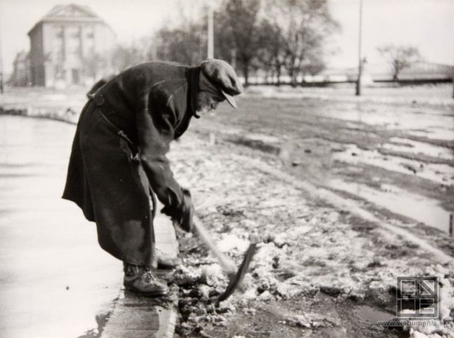 Odstranovanie snehu a ladu 1940 1950 p.poljak staraba.jpg