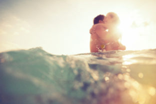 Dvaja zamilovaní sa kúpu v mori