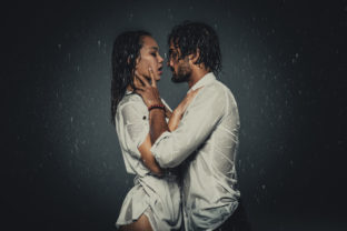 Dvaja v daždi, erotická fantázia