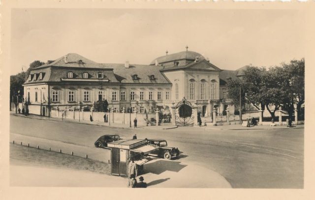 Grasalkovicov palac okolo 1941 staraba.jpg