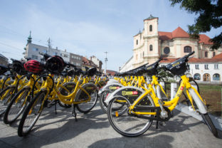 Bicykle pri dokovacej stanici Slovnaft BAjk počas oficiálneho spustenia bratislavského bikesharingu na Hurbanovom námestí. Bratislava, 7. september 2018.