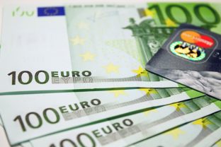 Euro bankovka sto prispevok ucitelom ilustracna pixabay.jpg