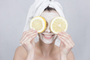 7 skvelých citrónových inšpirácií pre lesklé vlasy