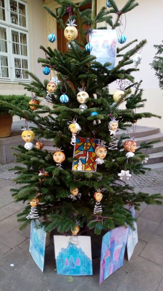 Výzdoba vianočných stromčekov druhé nádvorie Primaciálneho paláca