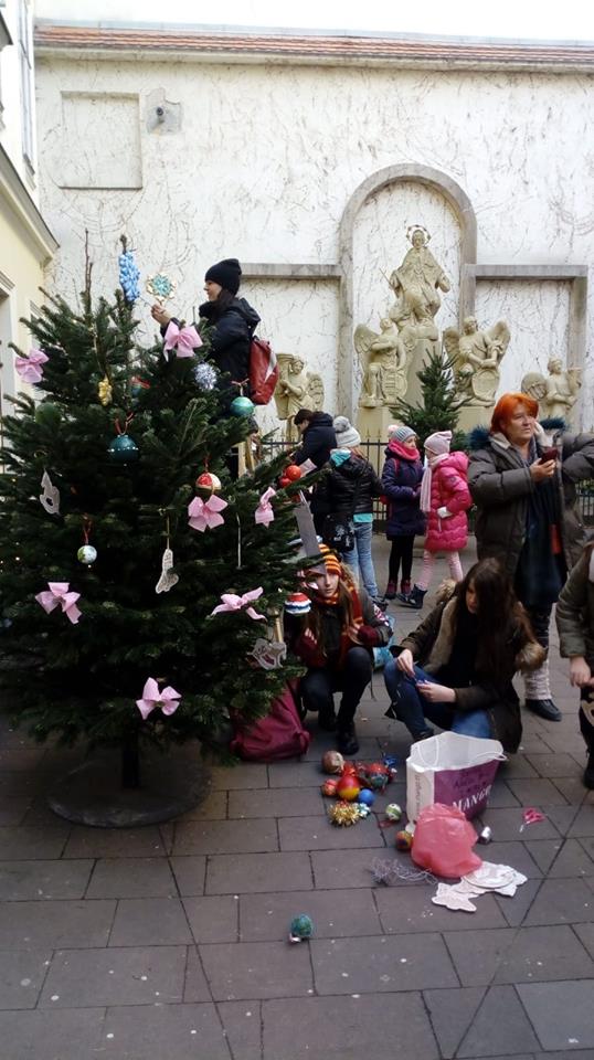 Výzdoba vianočných stromčekov druhé nádvorie Primaciálneho paláca