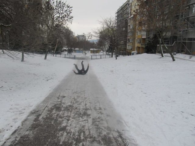 Primrznuté chodníky v Karlovej Vsi