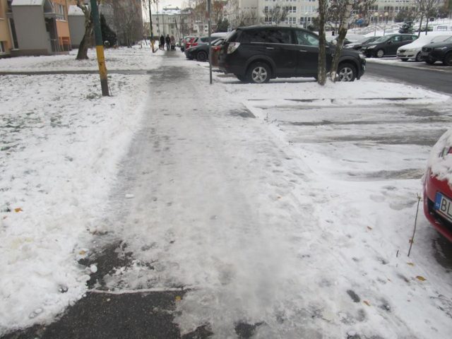 Primrznuté chodníky v Karlovej Vsi