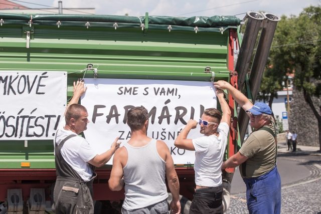 farmari-protest-traktor-sita-ilustracna.jpg