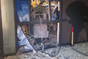 Policia bankomat zahorska bystrica potraviny vybuch krpz bratislava 1.jpg