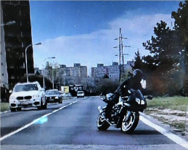 Policia patra lupic motorka.jpg