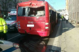 Vazna dopravna nehoda bratislava trolejbus autobus mhd.jpg