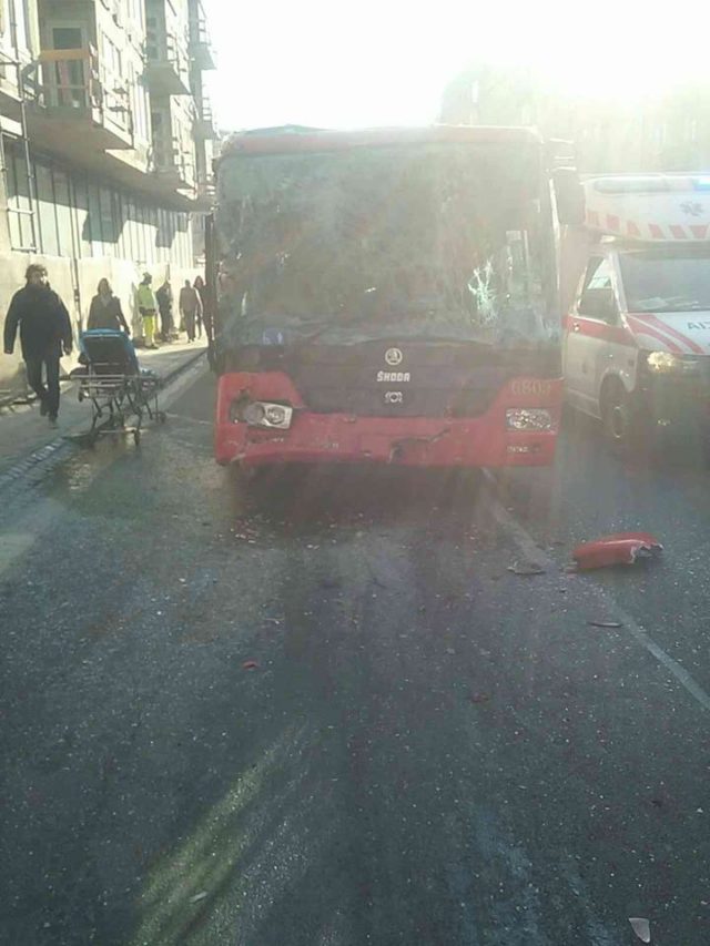 Vazna dopravna nehoda bratislava trolejbus autobus mhd.jpg