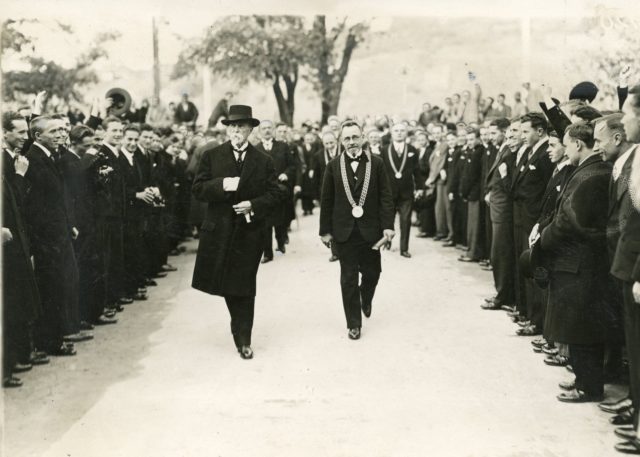 Prezident TG Masaryk a rektor uk Albert Milota .jpg