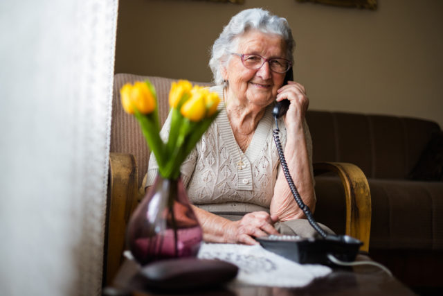 Telefonna linka hovor seniori dochodca pomoc GettyImages