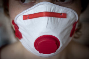 Respirátor typu FFP3, ochraňujúci dýchacie orgány pred časticami, pevnými a kvapalnými aerosólmi, hmlou a dymom, vírusmi, baktériami a spórami. Bratislava, 11. marec 2020.