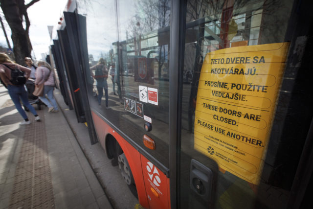Oznam o obmedzení cestujúcich pri nástupe a výstupe prednými dverami autobusov a trolejbusov slúžiaci na ochranu pred šírením ochorenia COVID-19 spôsobeným koronavírusom (2019-nCoV). Bratislava 12. marec 2020.